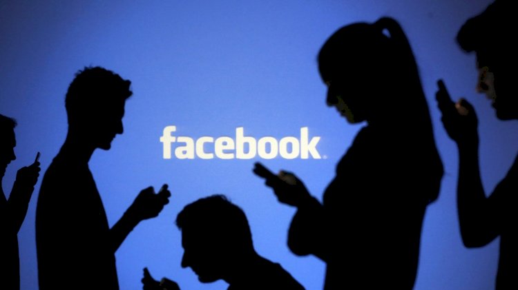 Facebook blocks Australian users from viewing or sharing news